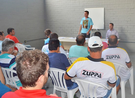 Encontro no Poliesportivo reuniu dirigentes de equipes e representantes da prefeitura. - Fábio Carnesella/Prefeitura de FC/Divulgação