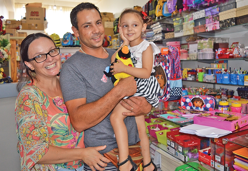 A pequena Kimberlly acompanhou os pais Andréia Marcon e Rodrigo Pradella na compra da lista. - Camila Baggio/O Florense
