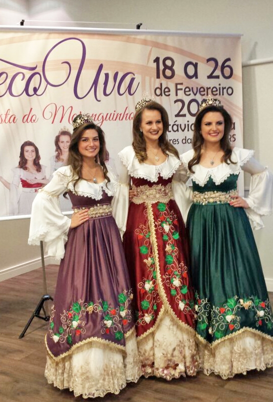 Princesa Kellen Casagranda (E), rainha Evelyn Marzarotto (C) e princesa Ingrid Molon (D). - Camila Baggio/O Florense