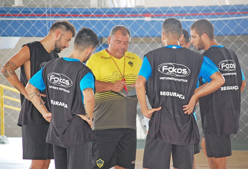 Treinos abertos à comunidade são realizados em dois turnos sob o comando do técnico Paulo Boff (de camisa amarela). - Antonio Coloda/O Florense