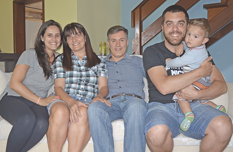 Gabriel na casa da família em Flores da Cunha, ao lado do pai José Antônio, da mãe Marisa, da irmã Ana Carolina e do pequeno Arthur. - Larissa Verdi/O Florense