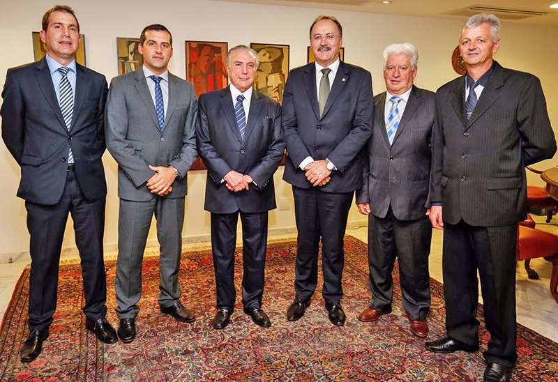Da esquerda para a direita, Léo Sonda, Ronaldo Boniatti, Michel Temer, Mauro Pereira, Veroni Marques Macedo (assessor do deputado estadual Tiago Simon) e Moacir Roman (assessor de Pereira). - Divulgação