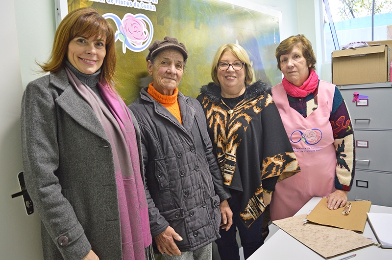 A presidente da Liga, Jaqueline Zanella, e as voluntárias Wani Dal Cero e Rita Pivotto, com uma das pacientes atendidas, Iraci De Bona Lira. - 