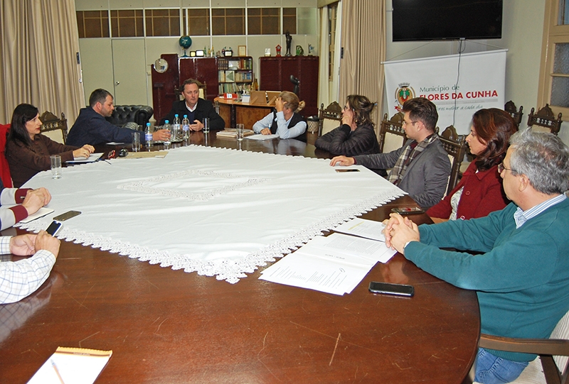 Reunião foi realizada na noite de segunda-feira no gabinete do prefeito florense. - Antonio Coloda/O Florense