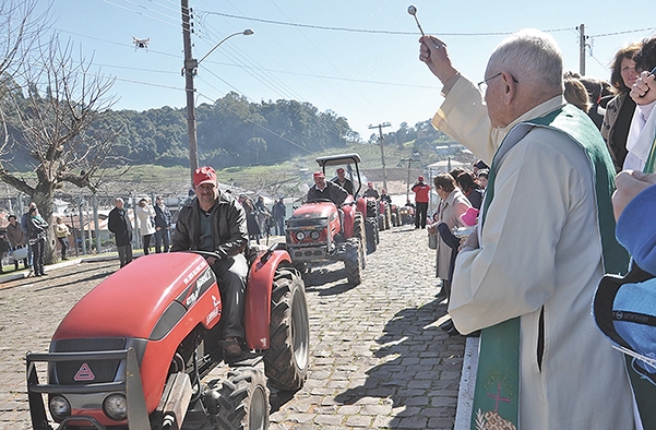 Uma das principais atrações é o desfile e bênção dos tratores. - Arquivo Jornal O Florense
