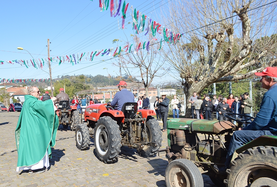 Mais de 70 produtores participaram do desfile e bênção de tratores. - Prefeitura de Flores da Cunha/Divulgação