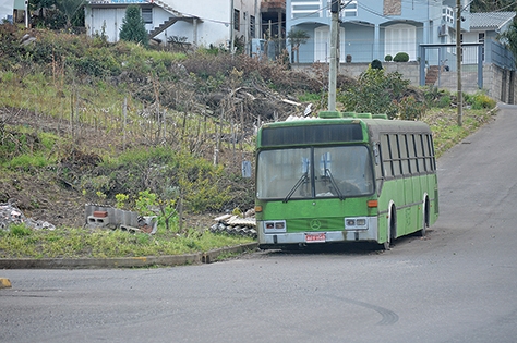 Ônibus no loteamento Parque dos Pinheiros. - Danúbia Otobelli