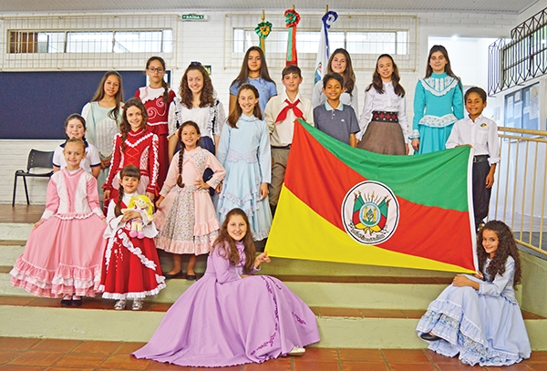 Alunos da Educação Infantil ao 9º ano da Escola Municipal 1º de Maio participam dos festejos farroupilhas. - Danúbia Otobelli/O Florense