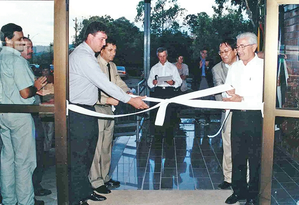 Em 2000, na inauguração do restaurante panorâmico do Belvedere Sonda, em Nova Pádua, Ivo descerrou a fita com o presidente da Câmara de Vereadores Ilmar Luiz Pilatti. - Arquivo O Florense