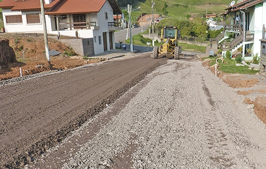 A Rua Regina Pilatti, no Centro, conta com a colocação da base do asfalto. - Maicon Pan/Prefeitura NP/Divulgação
