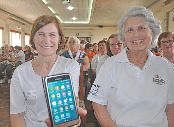 Maria Luiza Mascarello, 66 anos, e Idalina Mascarello, 71 anos, são usuárias das redes sociais e buscam utilizar a ferramenta sempre para distribuir assuntos positivos pela Internet. - Camila Baggio/O Florense