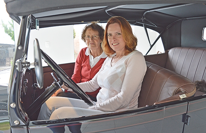 Viviane Fiorio Viapiana e a mãe Helena mostram o recém-restaurado Ford ano 1928. Neste ano, pela primeira vez, ele participará do Encontro de Veículos Antigos de Flores. - Camila Baggio/O Florense