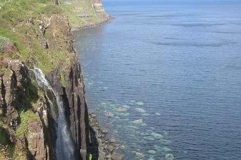 <i>Ilha de skye, no lugar conhecido por kilt rock, pela semelhança com o traje escocês.</i> - Giovana Zilli
