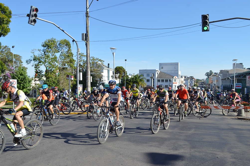 Ciclistas saíram da Praça da Bandeira. - Prefeitura de Flores da Cunha/Divulgação