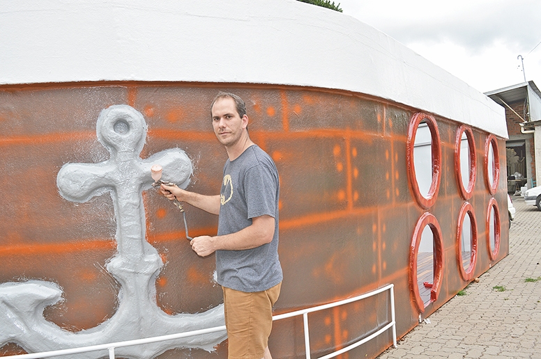 Giovani Betanin mostra os últimos detalhes de pintura da réplica do navio da imigração italiana.  - Larissa Verdi/O Florense