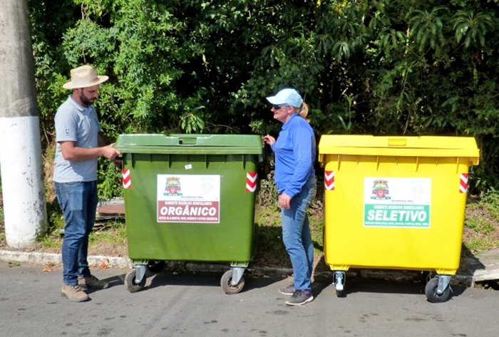 O secretário de Meio Ambiente, Samoel Smiderle (E) acompanha a execução do serviço. - Maicon Pan/Prefeitura NP/Divulgação