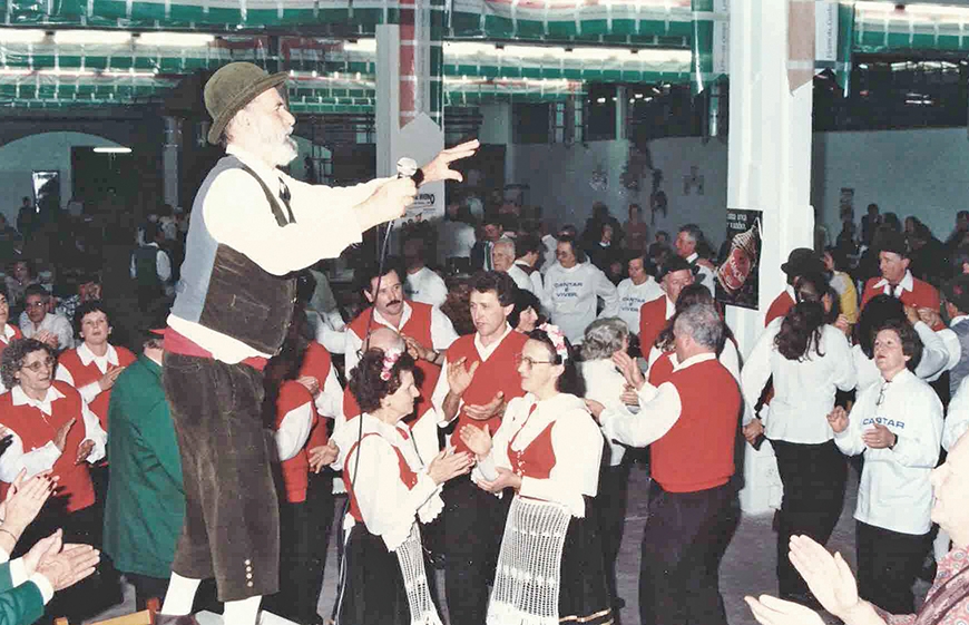 O maestro Félix Slaviero, em junho de 1997, durante as comemorações dos 25 anos do Coral Nova Trento. - Antonio Coloda/Arquivo OF