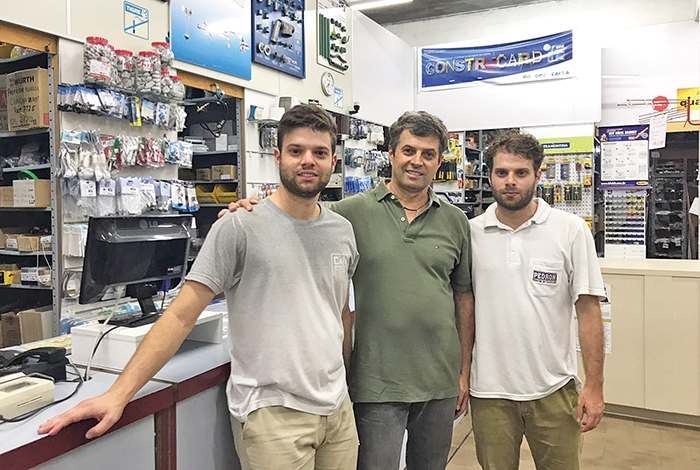 Na Irmãos Pedron, Gilberto Pedron (C) trabalha com os filhos Guilherme (E) e Renato (D) – a quarta geração da família nos negócios. - Divulgação