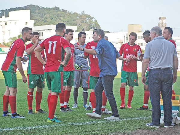 Equipe treinada por Éder Mazzochi (ao centro) joga em casa no dia 5. - Antonio Coloda/OF