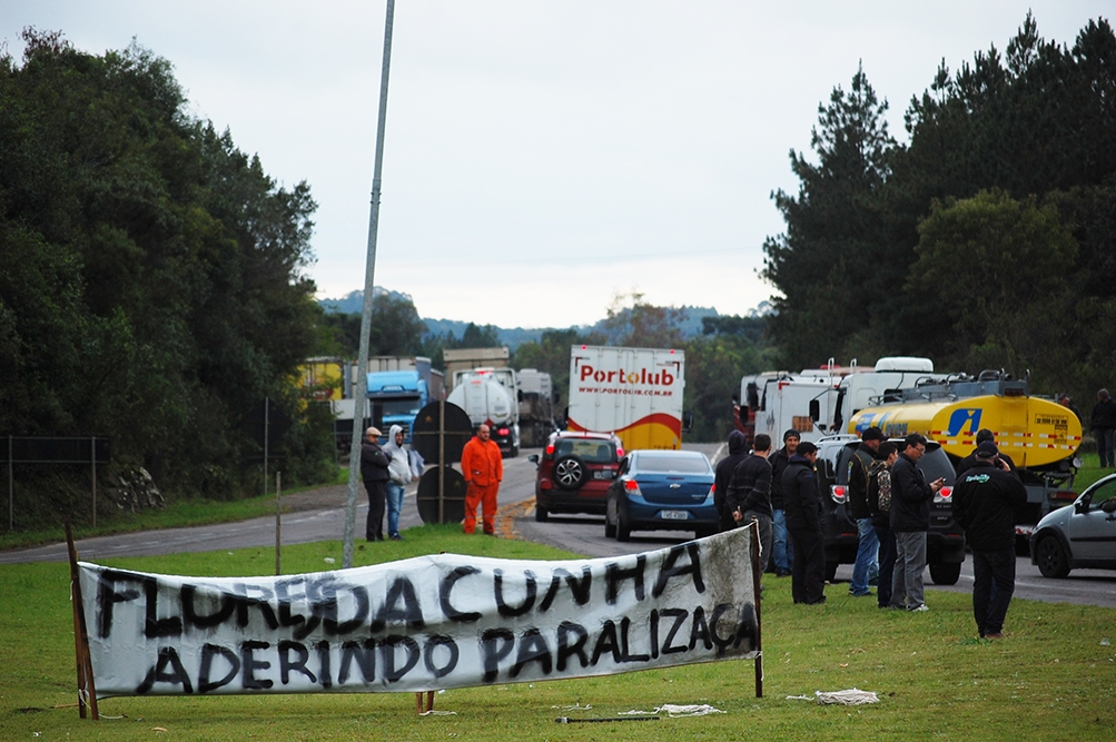 Manifestantes estão na ERS-122, em Flores da Cunha. - Antonio Coloda