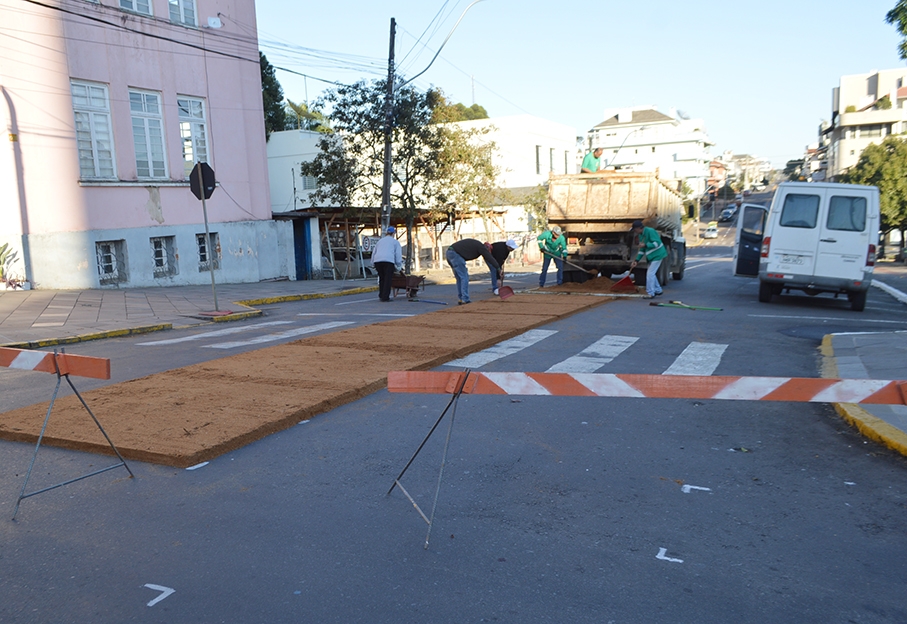 Base dos tapetes de serragem está sendo montada. - Prefeitura de Flores da Cunha/Divulgação