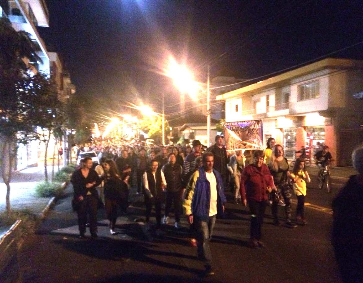 Comunidade caminhou até a ERS-122 na noite de hoje em apoio à greve. - Larissa Verdi