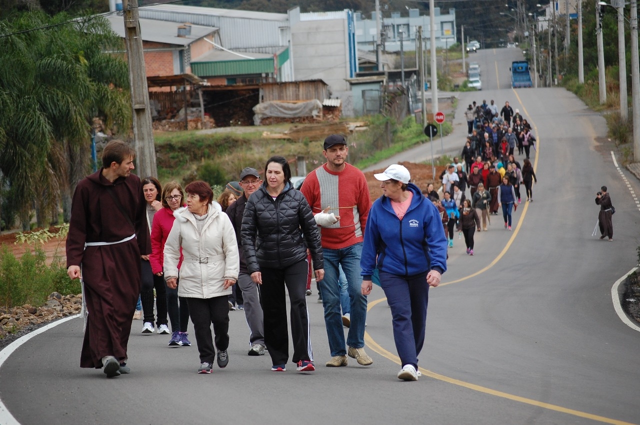Caminhada com Frei Salvador foi realizada neste sábado em Flores da Cunha. - Antonio Coloda