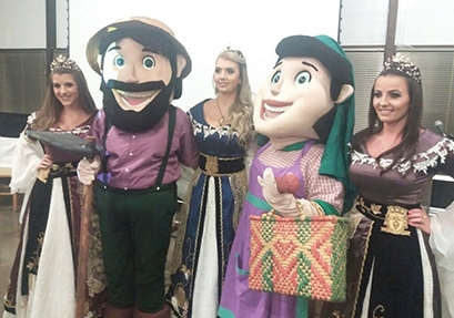 O trio atual rainha Tamara Rancan com as princesas Aline Pan e Mariana Galiotto com os mascotes da festa. - Maicon Pan/Prefeitura de NP/Divulgação
