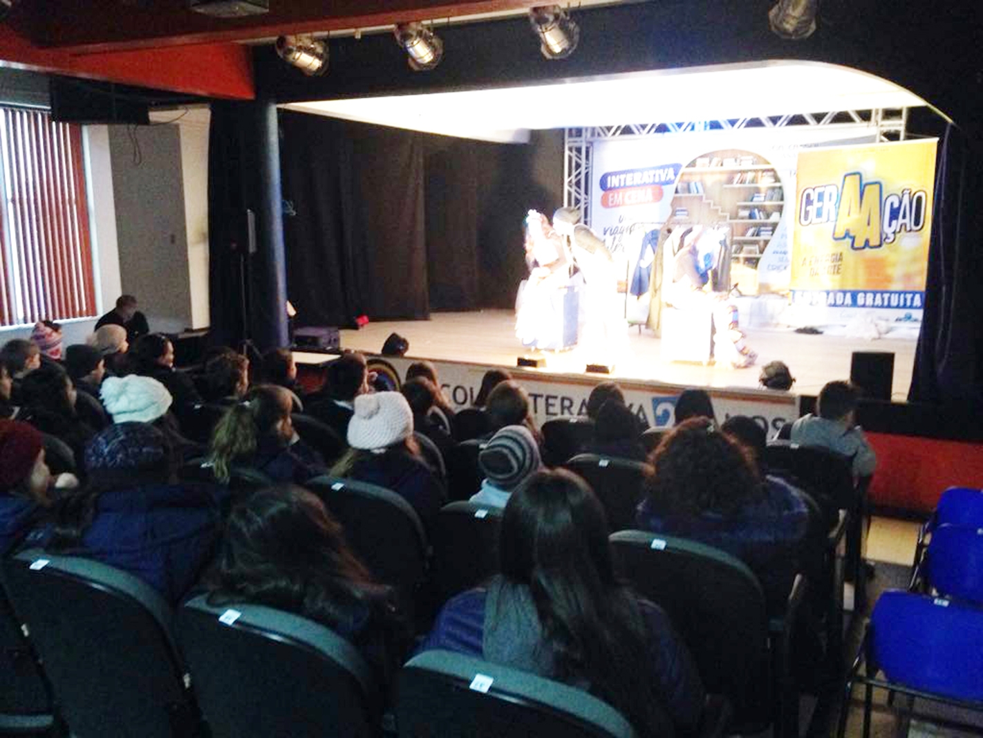 Grupo Aldeia Teatral se apresentou para os alunos. - Prefeitura de Flores da Cunha/Divulgação