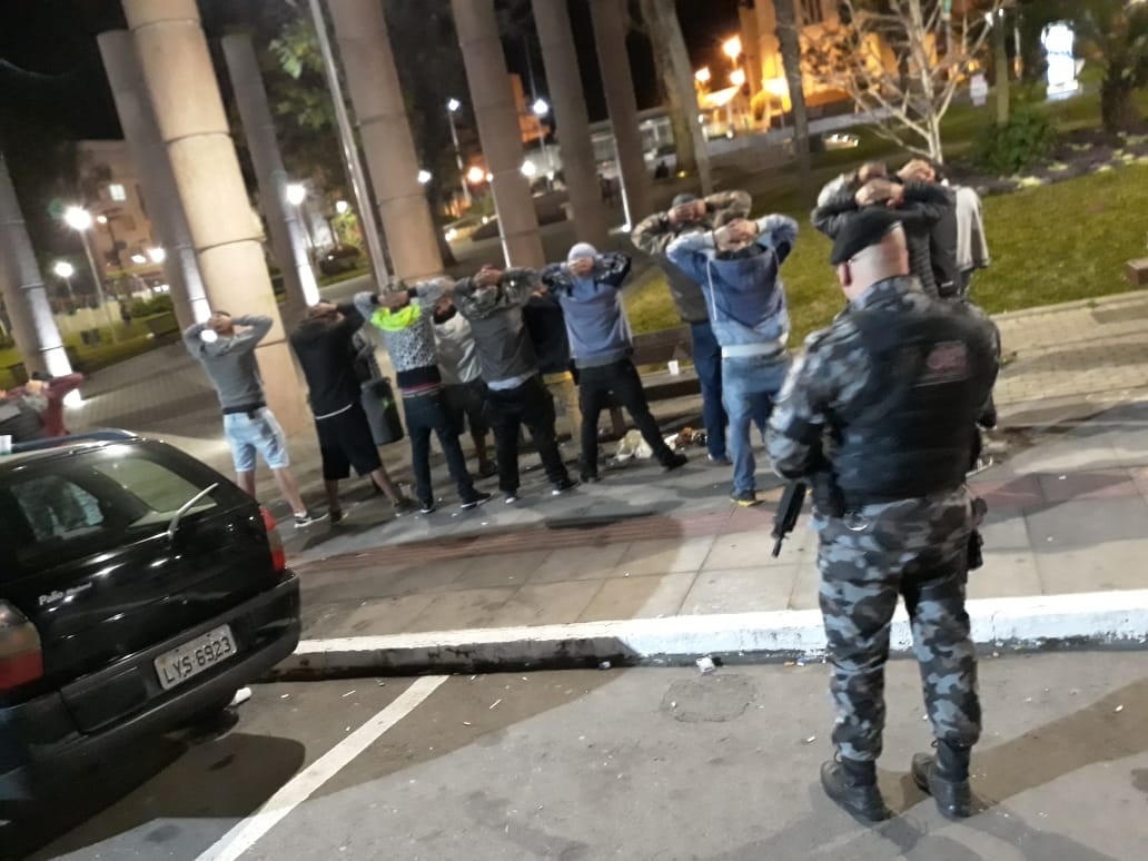 Ação abordou 84 pessoas na Praça da Bandeira. - Brigada Militar Divulgação