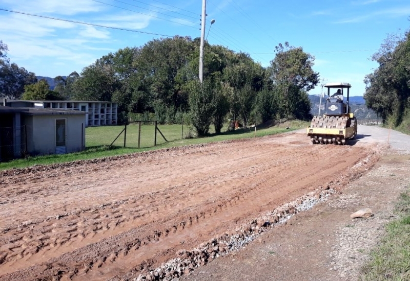 Estrada está sendo preparada para receber asfalto.  - Pedro Quintanilha Prefeitura NP Divulgação