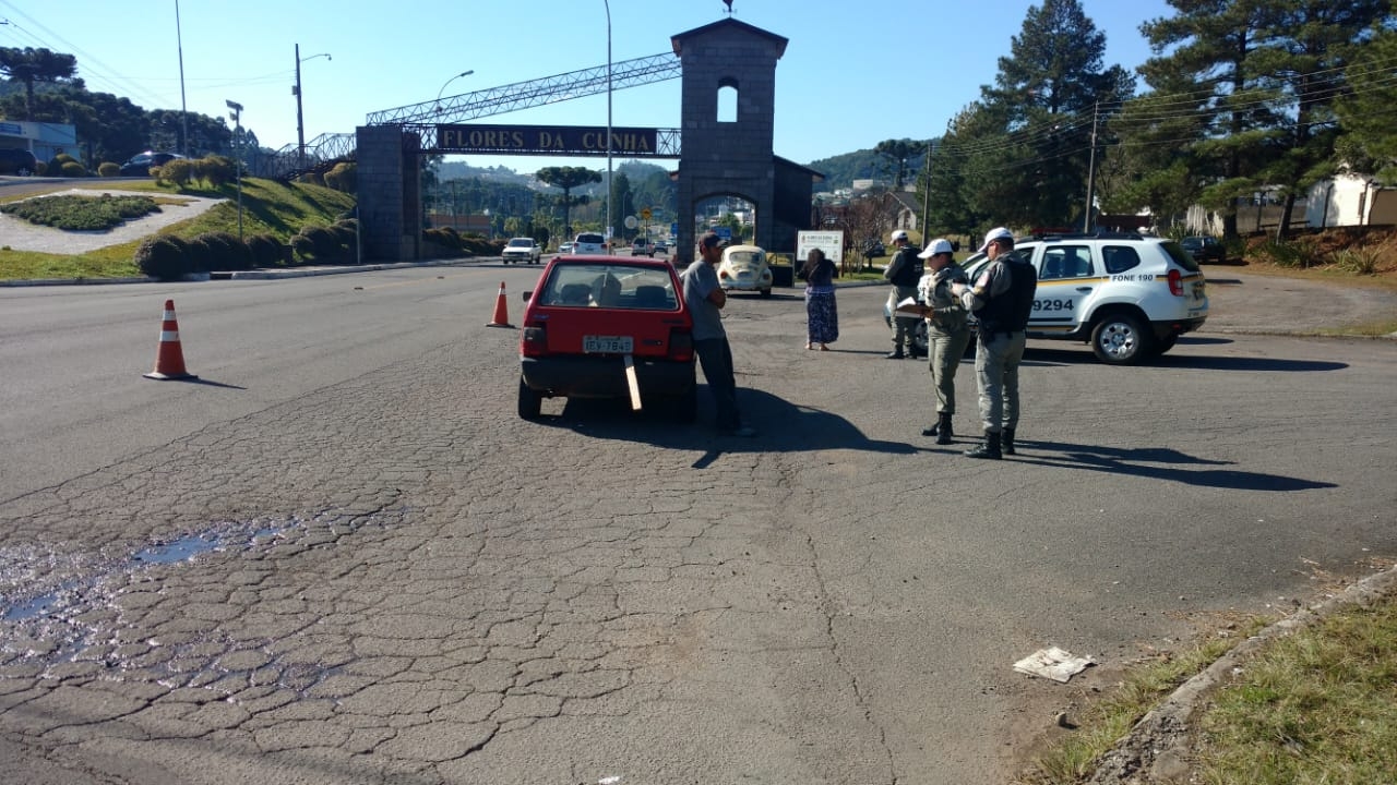 Ação de fiscalização de trânsito no pórtico de entrada de Flores da Cunha.  - Brigada Militar/Divulgação