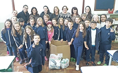 Entrega dos alimentos ocorreu nesta semana, na Escola São José. - Camila Baggio