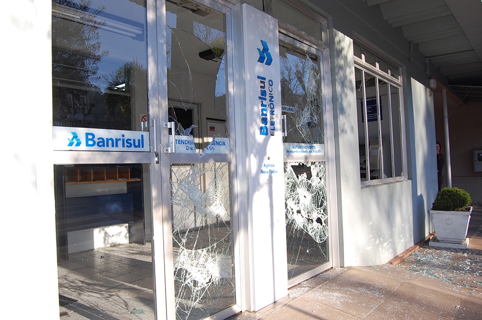 Agência do Banrisul teve vidros destruídos. - Antonio Coloda