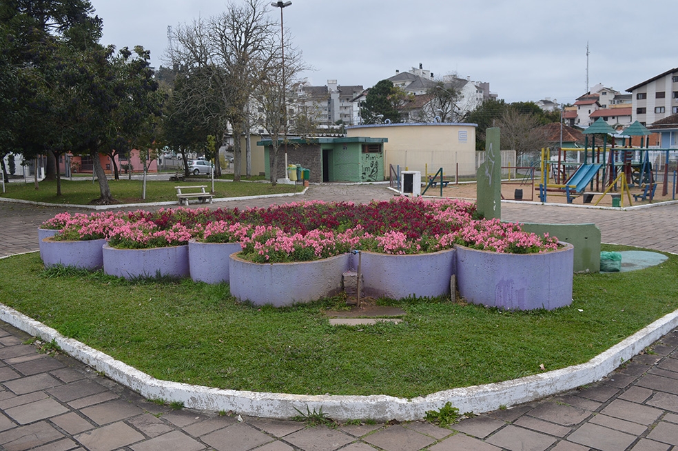 Flores embelezam pontos de Flores da Cunha. - Prefeitura FC/Divulgação