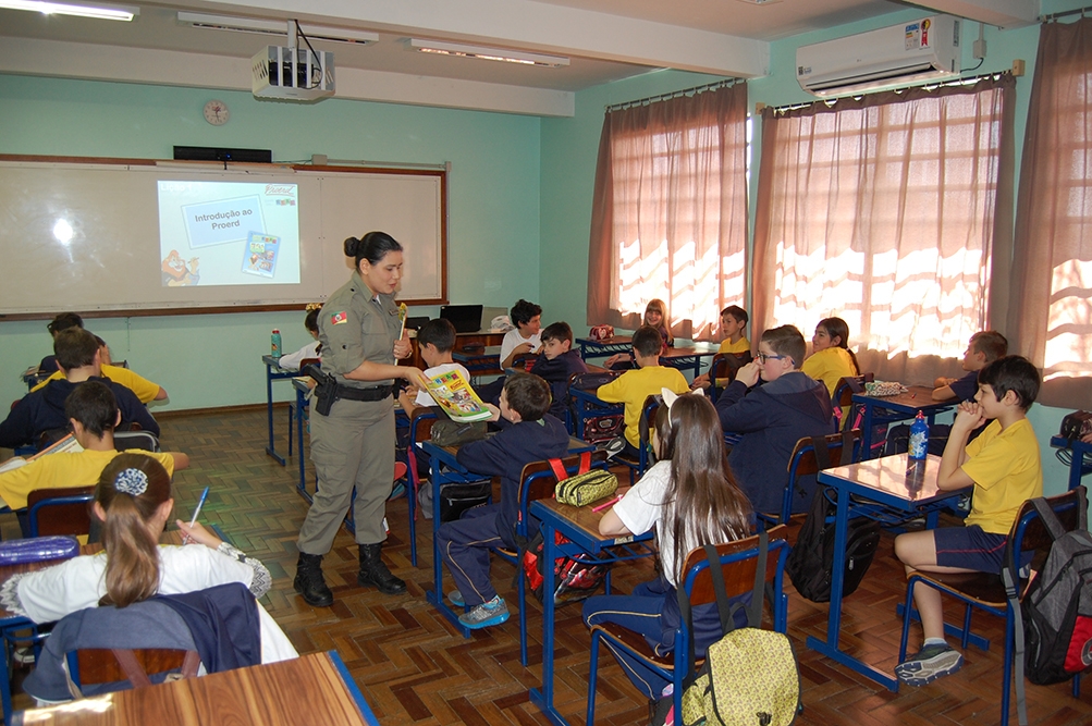 Soldado Letícia dos Santos ministra as aulas para os estudantes.  - Antonio Coloda