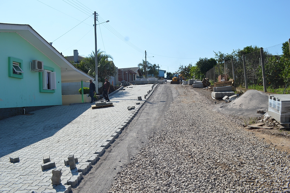Pavimentação está sendo feita em parceria com a comunidade.  - Prefeitura FC/Divulgação