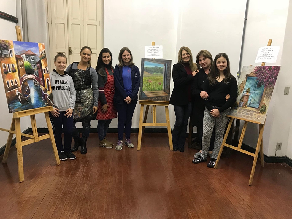 As alunas com a professora Izabel Cristina Vargas e a artista plástica Lisiane Salgado.  - Divulgação