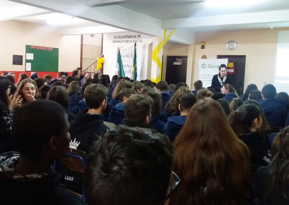 Alunos da Escola Pedro Cecconello ouviram sobre o suicídio. - Prefeitura de Flores da Cunha/Divulgação