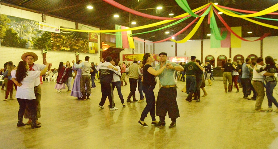Bailes são atração até o dia 20. - Prefeitura de Flores da Cunha/Divulgação