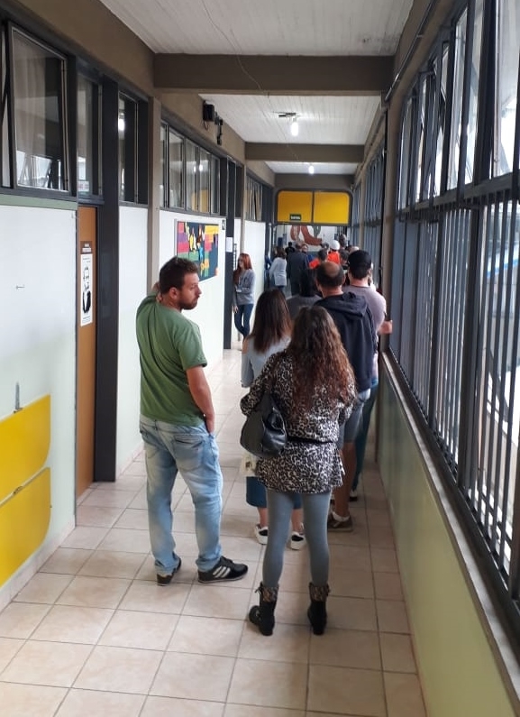 Nas seções da Escola São José, o eleitor está enfrentando filas. - Gabriela Fiorio