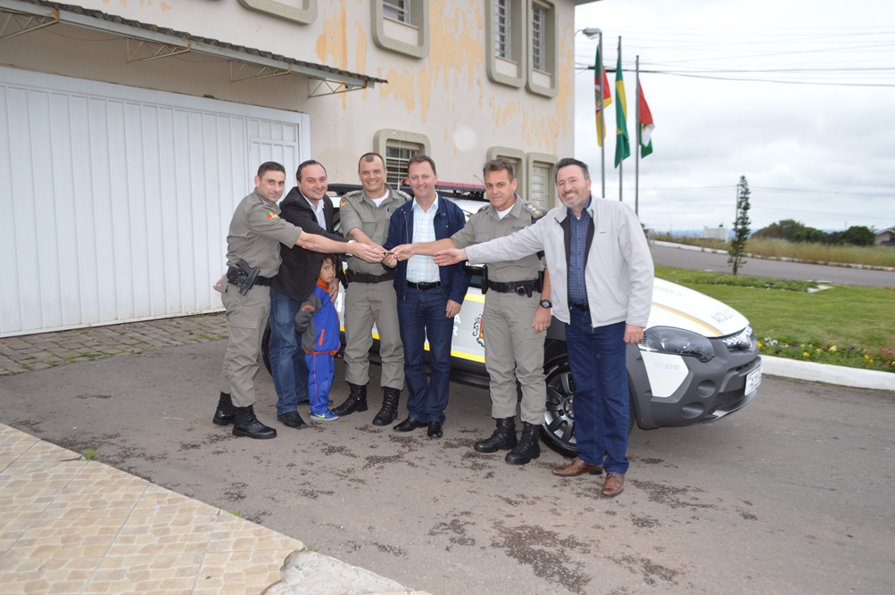 Autoridades receberam entrega de viatura nesta quarta-feira.  - Prefeitura FC/Divulgação