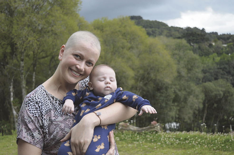 O jovem mãe Issia Benedetti Adami descobriu nas 30 semanas de gestação um câncer de mama. Hoje, tem nos braços o pequeno Heitor. - Gabriela Fiorio