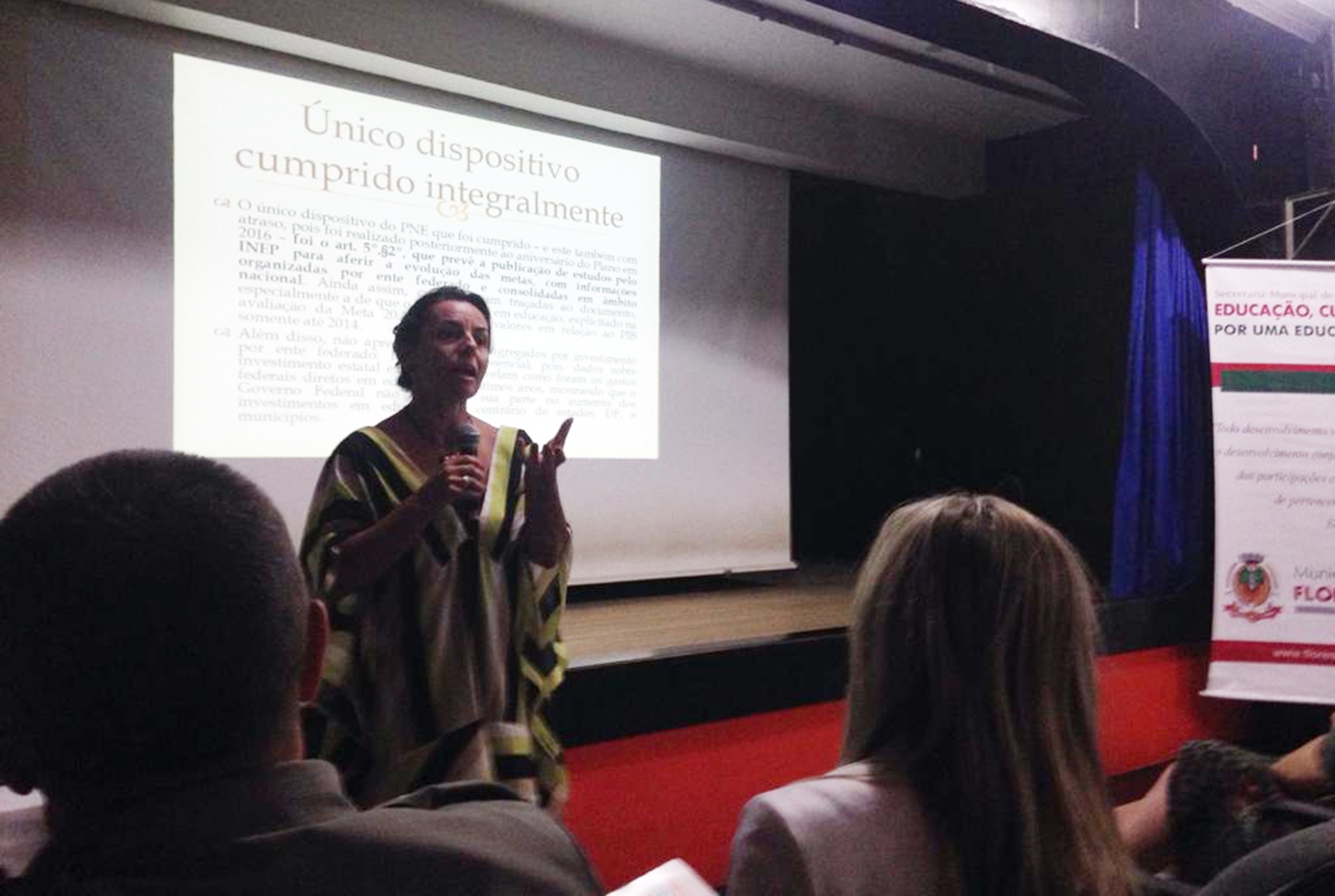 Palestrante e professora Marcia Adriana de Carvalho participou do encontro. - Prefeitura de Flores da Cunha/Divulgação