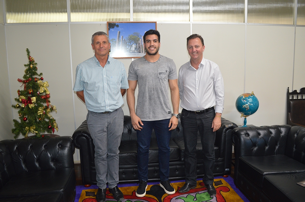 O profissional junto com o prefeito Lídio Scortegagna e o secretário da Saúde Vanderlei Stuani. - Prefeitura FC/Divulgação