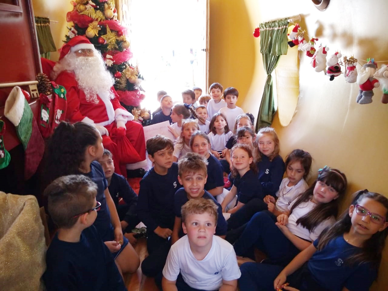 Crianças das escolas também estão visitando o Bom Velhinho. - Prefeitura de Flores da Cunha/Divulgação