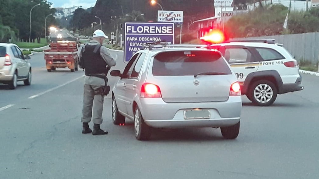 Policiais abordaram pessoas e veículos. - Brigada Militar/Divulgação