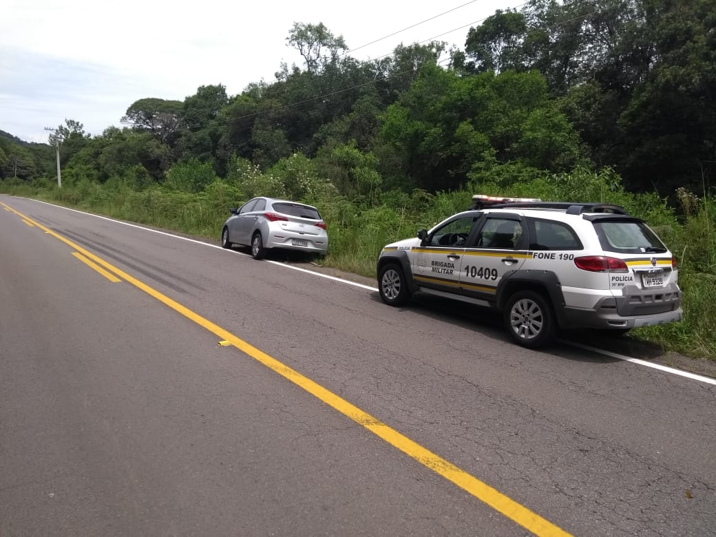 Veículo estava abandonado nas margens da estrada. - Brigada Militar/Divulgação