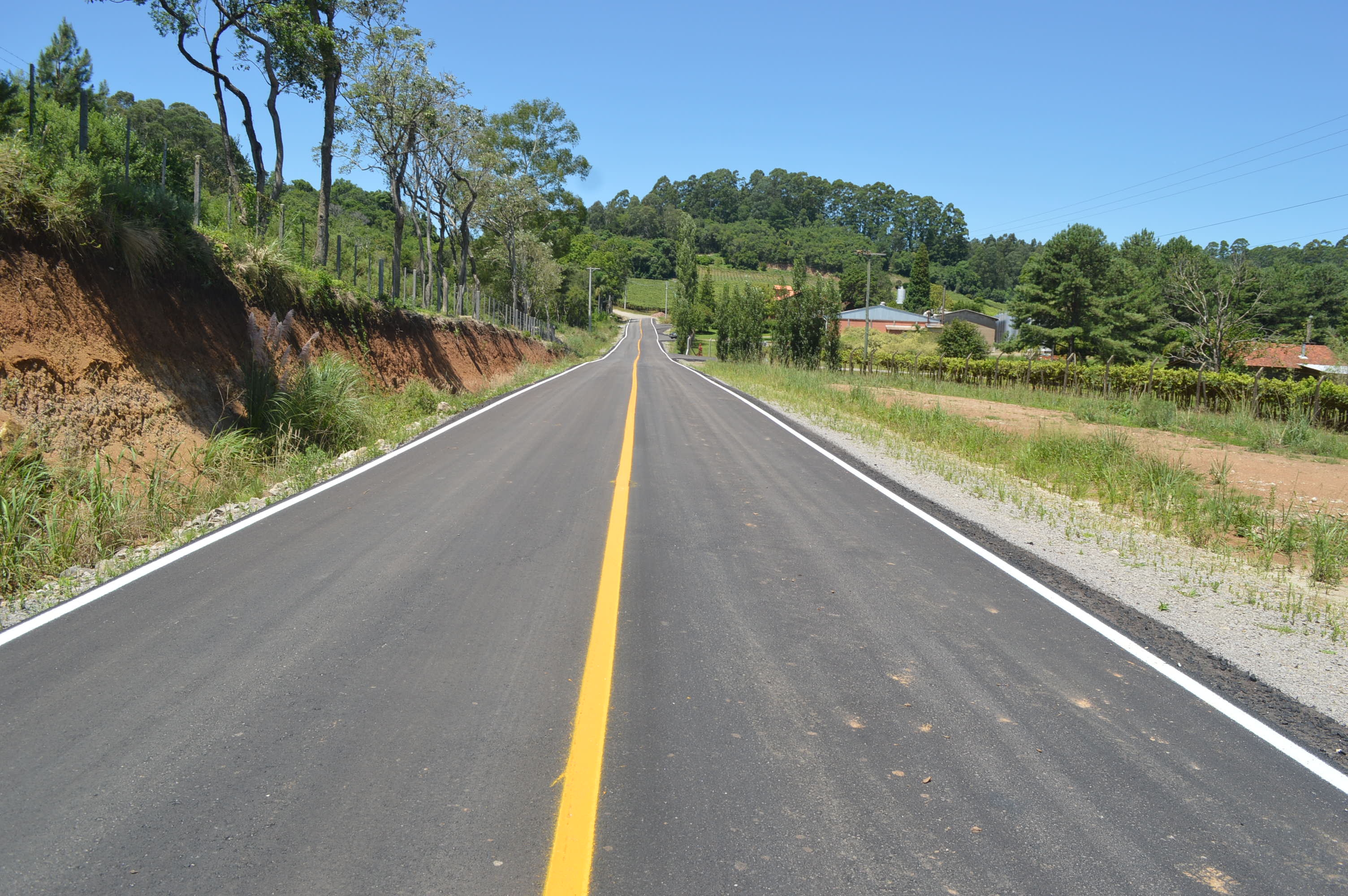 Pintura da sinalização horizontal foi realizada nas estradas que haviam recebido o asfalto.  - Prefeitura FC/Divulgação