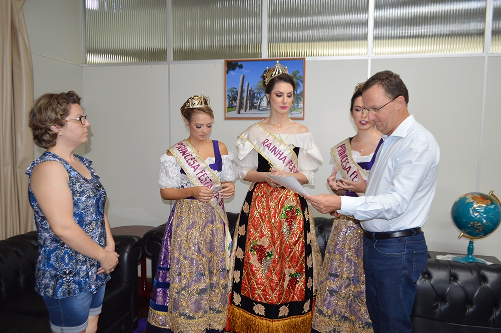 Trio da Festa da Uva visitou o gabinete do prefeito. - Prefeitura de Flores da Cunha/Divulgação